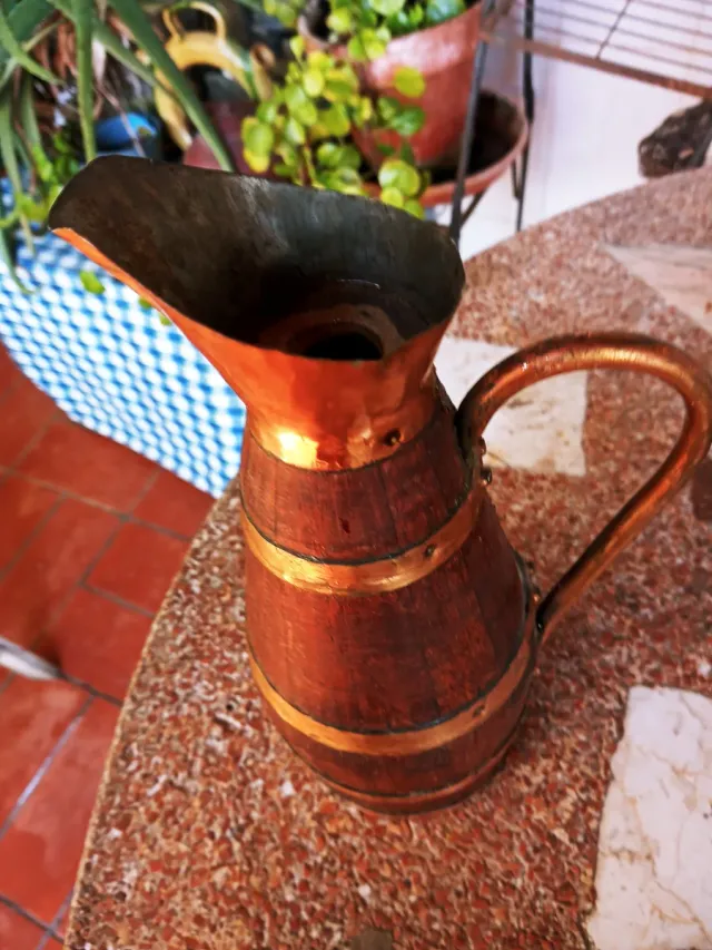 Jarra de madera y cobre