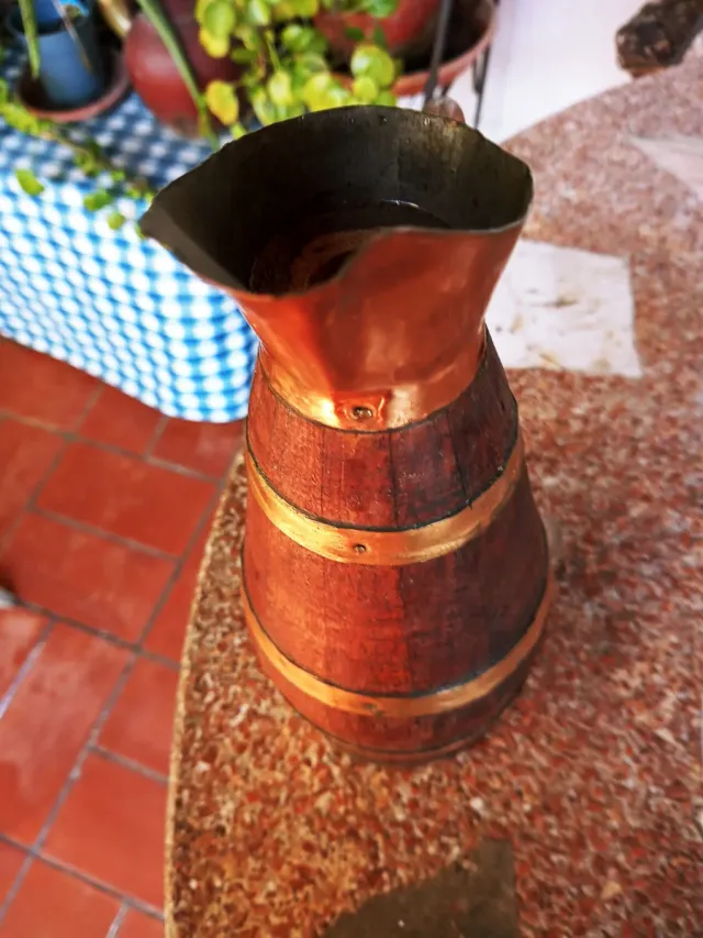 Jarra de madera y cobre