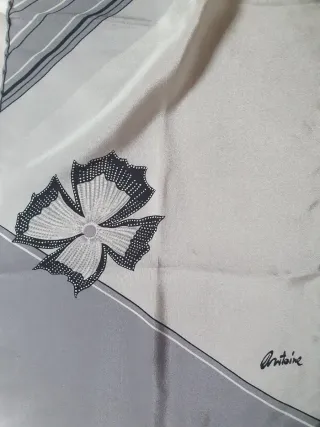 Foulard in seta grigio nuovo