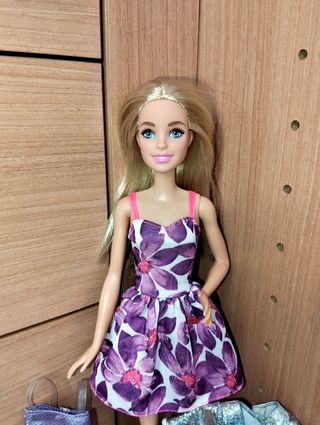 Barbie con 3 outfit originali Mattel