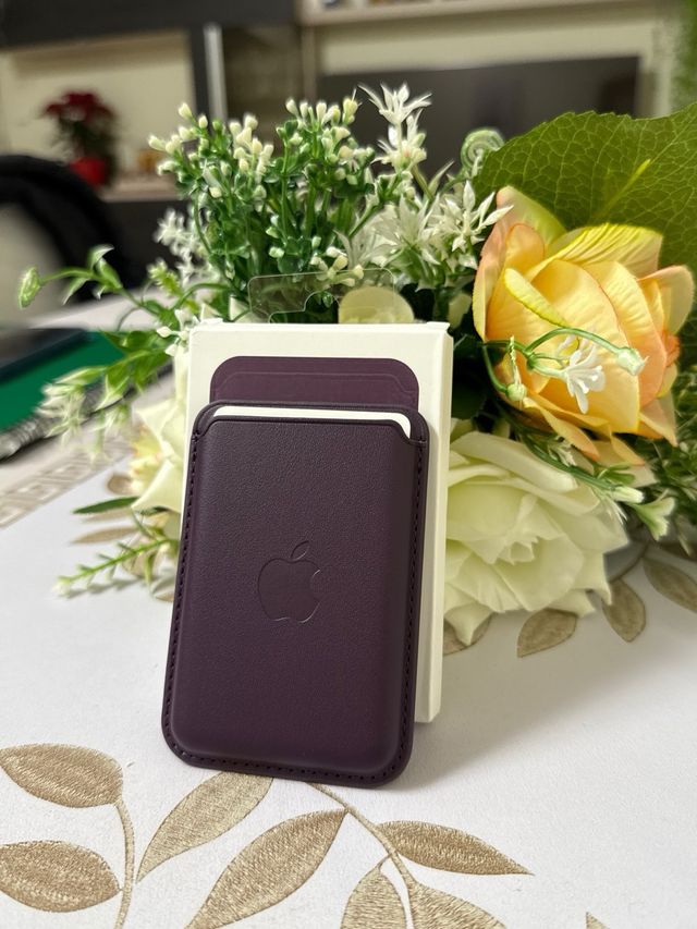 Scambio portafoglio Apple MagSafe in pelle viola
