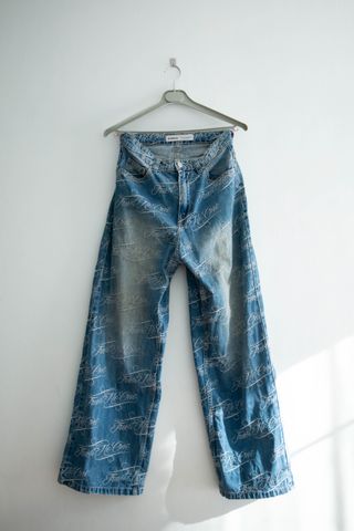 Pantalón ancho Superbaggy Bershka azul con letras