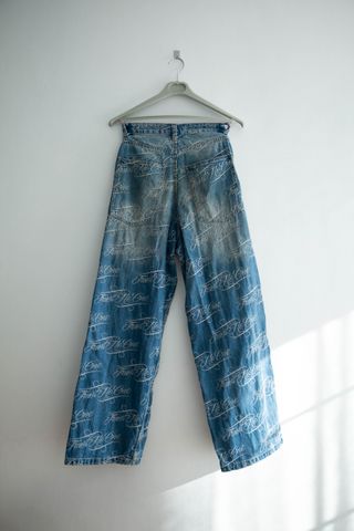 Pantalón ancho Superbaggy Bershka azul con letras