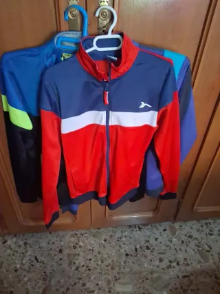 3 Chaquetas de chandal tenth, talla 14 y una 16