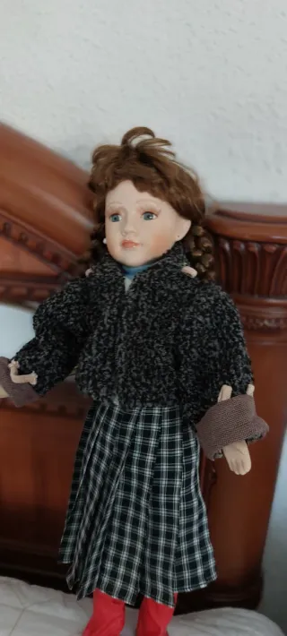 Bambola in porcellana vintage