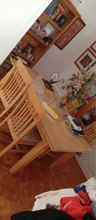 Mesa de comedor de madera con cristal y sillas