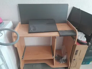 Escritorio para ordenador madera y gris.