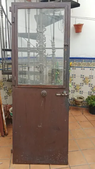 Puerta hierro con cristal y reja