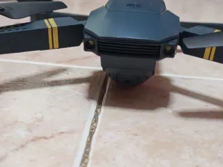 Mini dron plegable gris y dorado