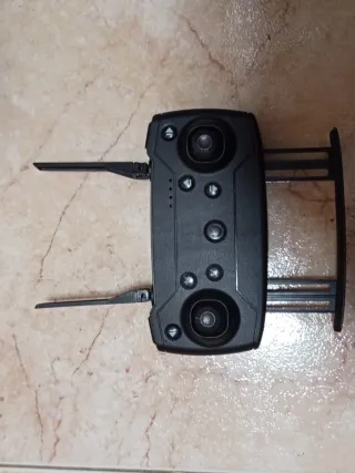 Mini dron plegable gris y dorado