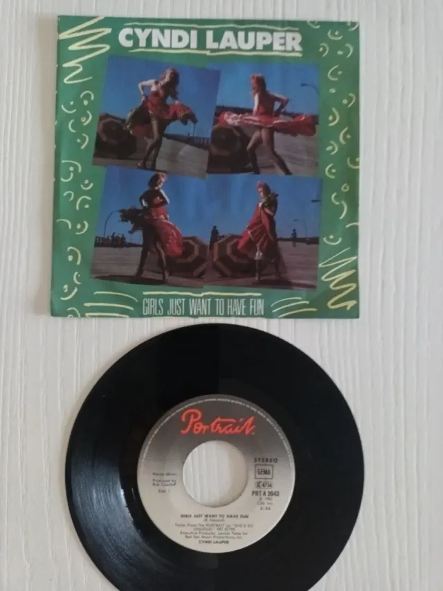 SINGLES CYNDI LAUPER