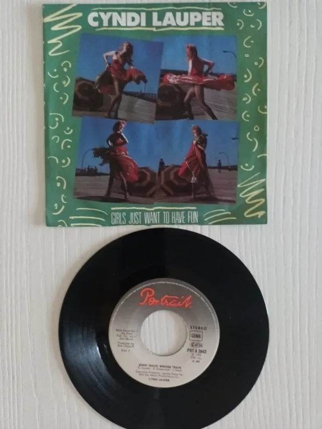 SINGLES CYNDI LAUPER