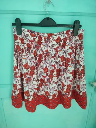 Falda corta floral Stradivarius