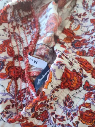 Falda corta floral Stradivarius