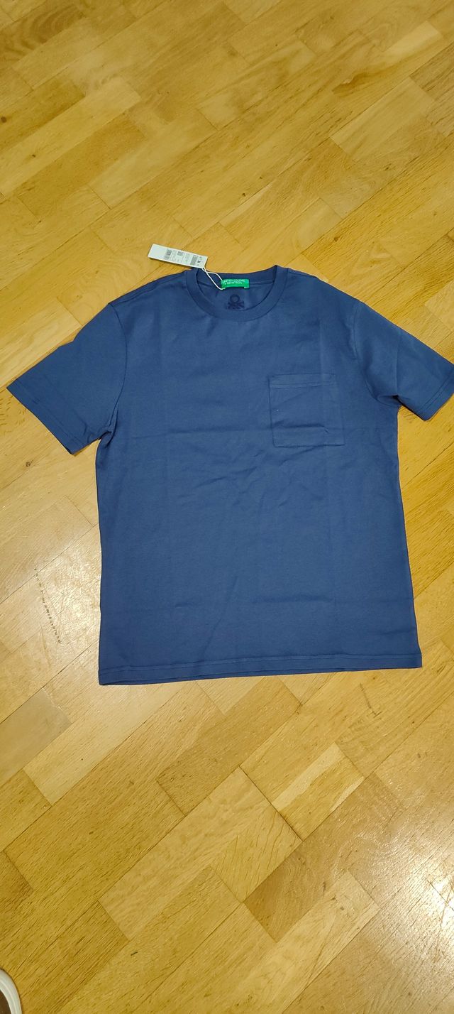 Camiseta Benetton azul con etiqueta