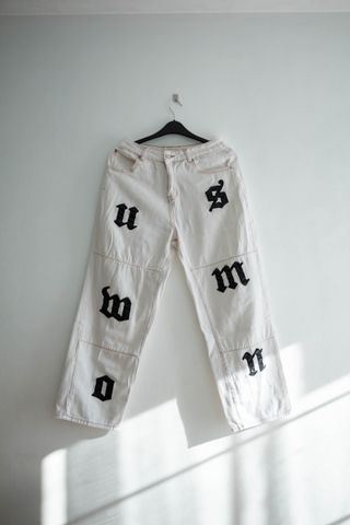 Pantalón baggy blanco con letras