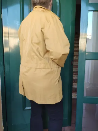 Gabardina corta color mostaza