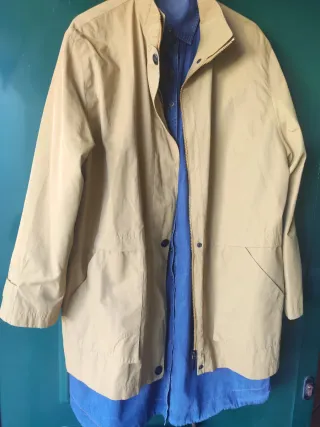 Gabardina corta color mostaza