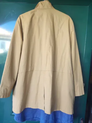 Gabardina corta color mostaza