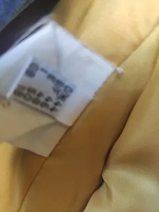 Gabardina corta color mostaza