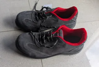 Botas de seguridad grises y rojas sin estrenar