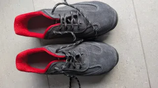 Botas de seguridad grises y rojas sin estrenar