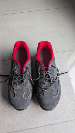 Botas de seguridad grises y rojas sin estrenar