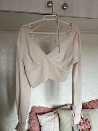 Blusa escote pico beige talla única