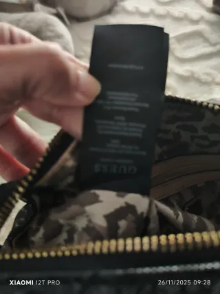 Bolso de mano Guess negro y beige