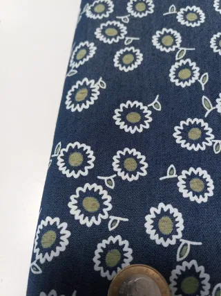 Retal tela vaquera con estampado floral 150x150