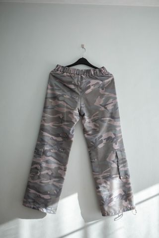 Pantalón cargo ancho camuflaje