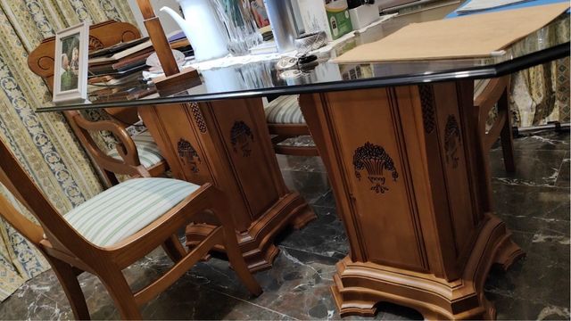 Mesa de cristal y madera con 4 sillas y 2 sillones