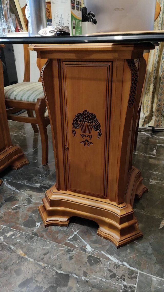 Mesa de cristal y madera con 4 sillas y 2 sillones