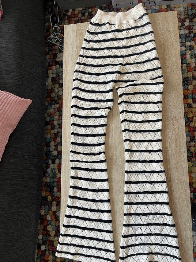 Pantalón de punto rayas calado
