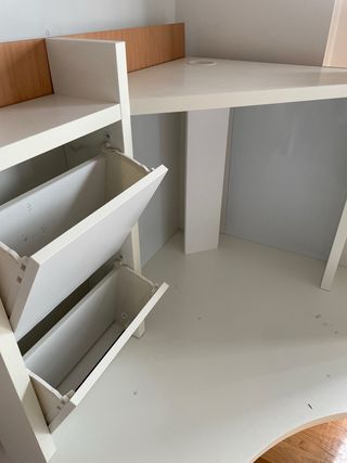 Escritorio blanco con estanterías