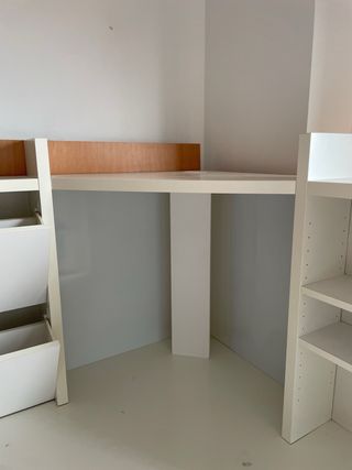 Escritorio blanco con estanterías