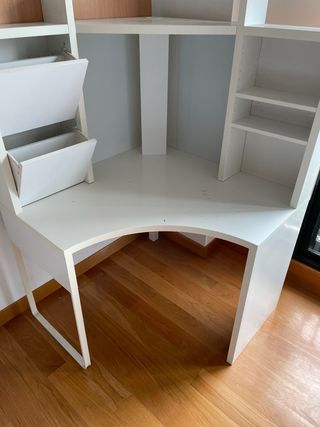 Escritorio blanco con estanterías