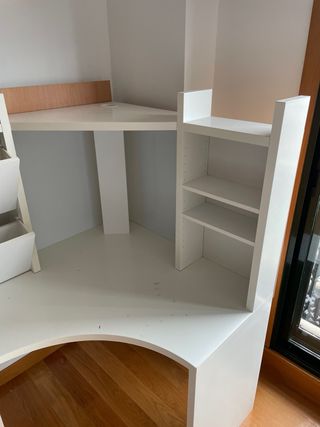 Escritorio blanco con estanterías