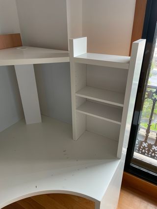 Escritorio blanco con estanterías