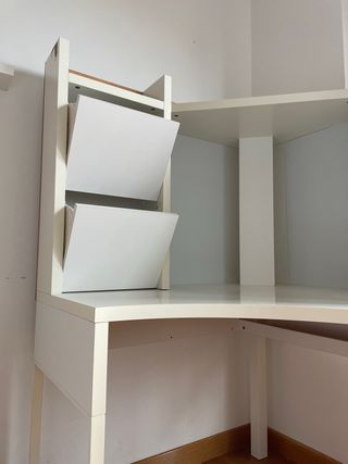 Escritorio blanco con estanterías