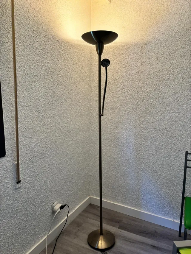 Lámpara de pie metal negra y dorada