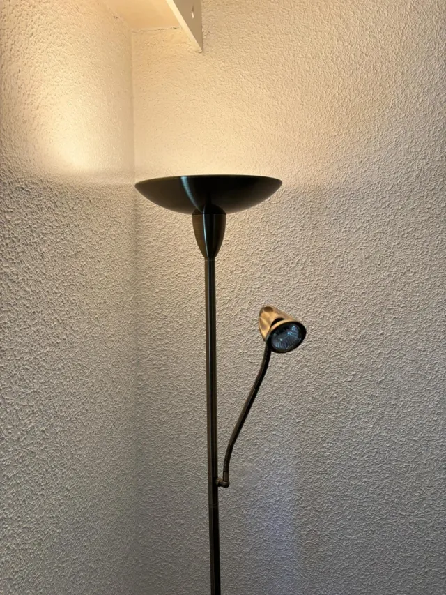 Lámpara de pie metal negra y dorada