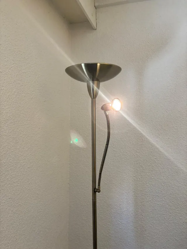 Lámpara de pie metal negra y dorada