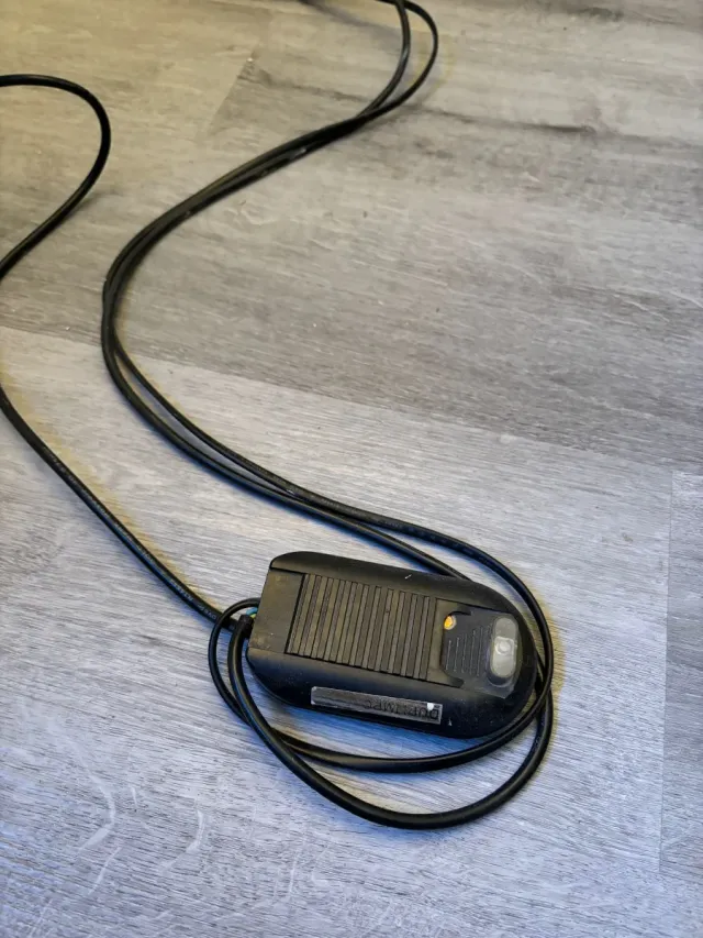 Lámpara de pie metal negra y dorada