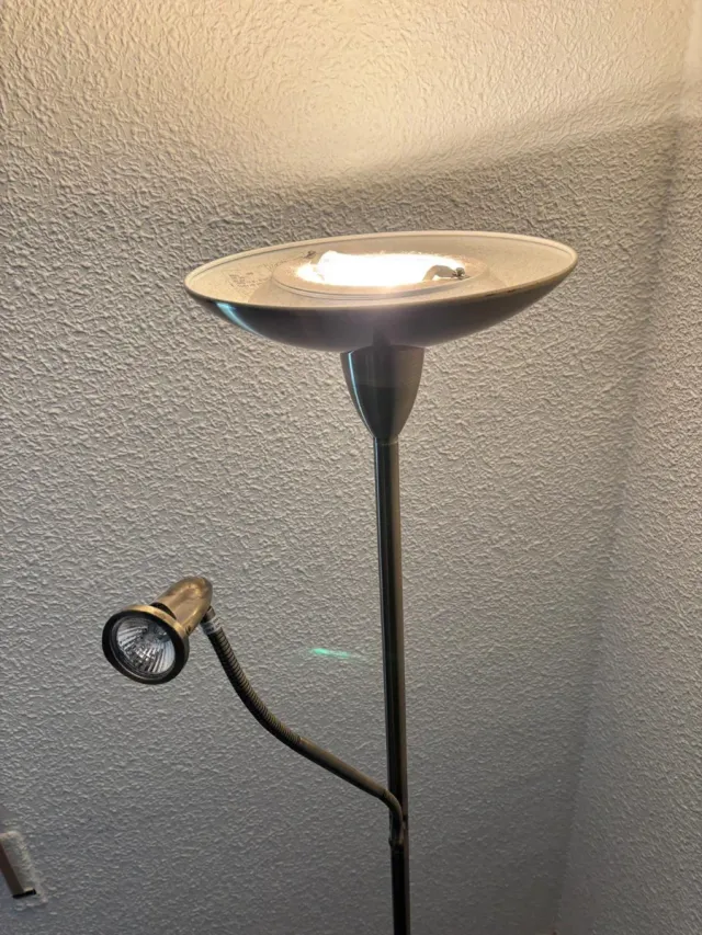 Lámpara de pie metal negra y dorada