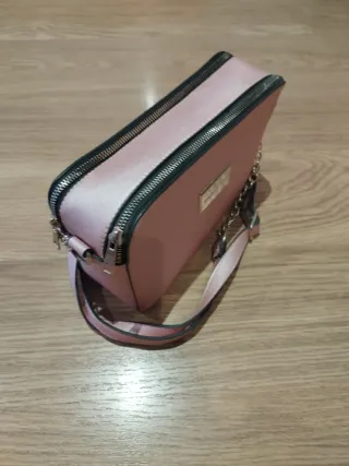 Bolso de mano rosa con cadena
