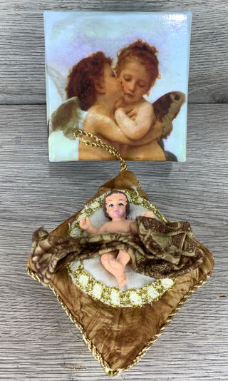 Bambino Gesù su cuscino con scatola