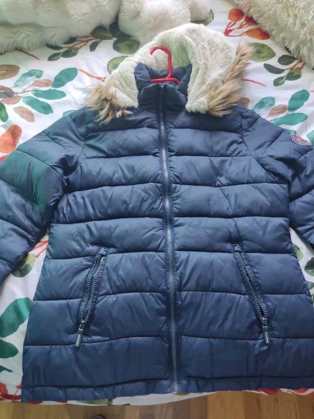 Chaqueta azul marino con capucha