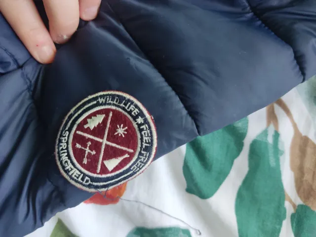 Chaqueta azul marino con capucha