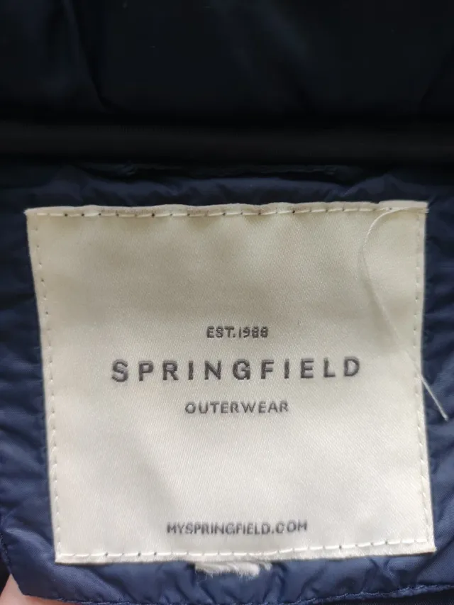 Chaqueta azul marino con capucha